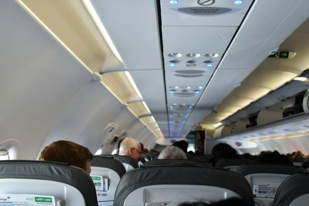 首爾航空班機發生有女乘客在起飛過程中突開艙門。(示意圖/翻攝Unsplash)