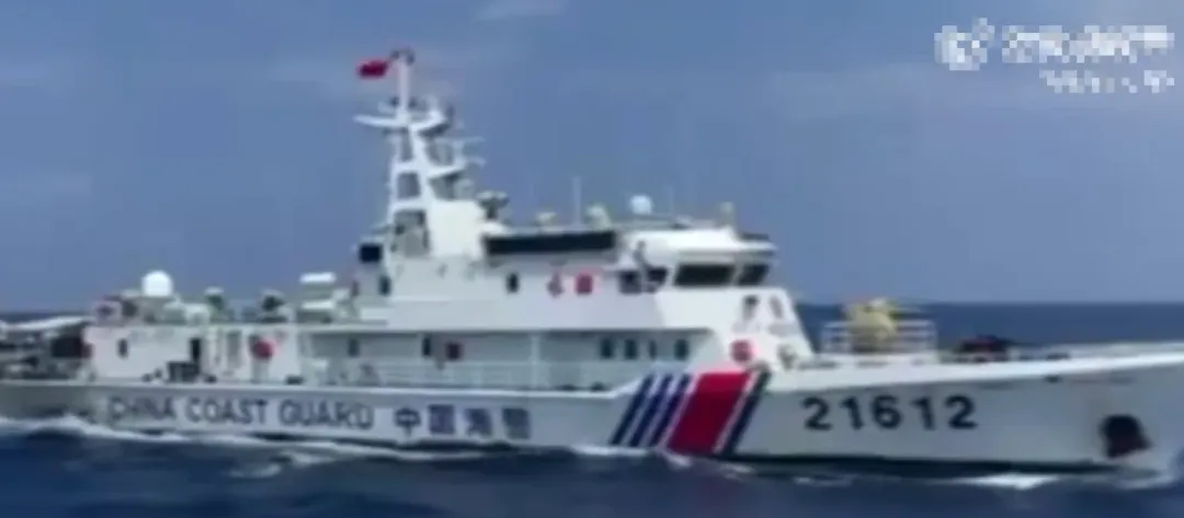 大陸方面指控,菲律賓海警4409船14日於黃岩島(我稱民主礁)附近海域危險接近大陸海警中南艦。(圖/翻攝自微博)