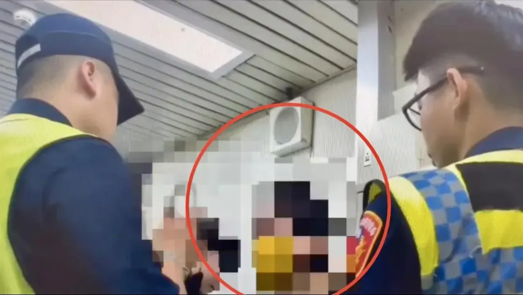 砍人女嫌犯遭警方當場逮捕。（圖／翻攝畫面）