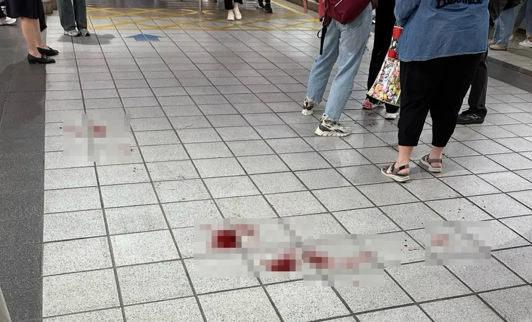 月台上地面血跡斑斑。（圖／翻攝自Threads）