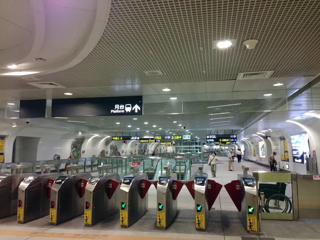 台北石牌捷運站15日傍晚5時54分許驚傳隨機傷人事件，42歲的陳女在捷運月台候車時，竟遭40歲林女突然持刀器刺傷背部。（示意圖／Pixabay）