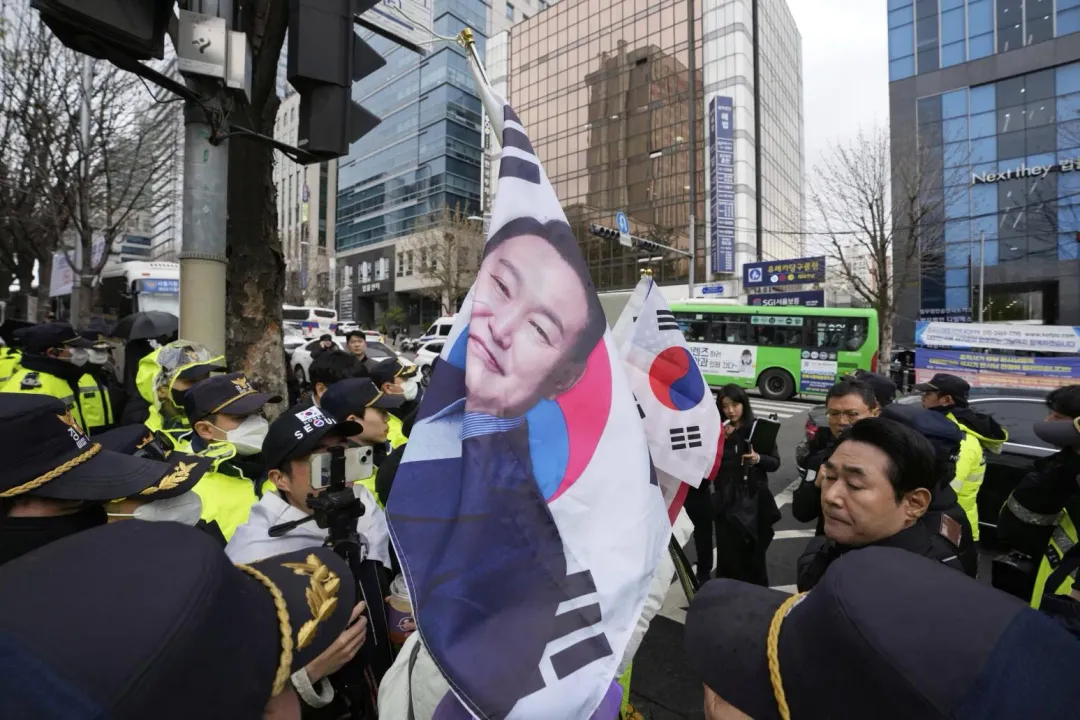 尹錫悅支持者14日與警方對峙，呼籲取消彈劾。（圖/美聯社）
