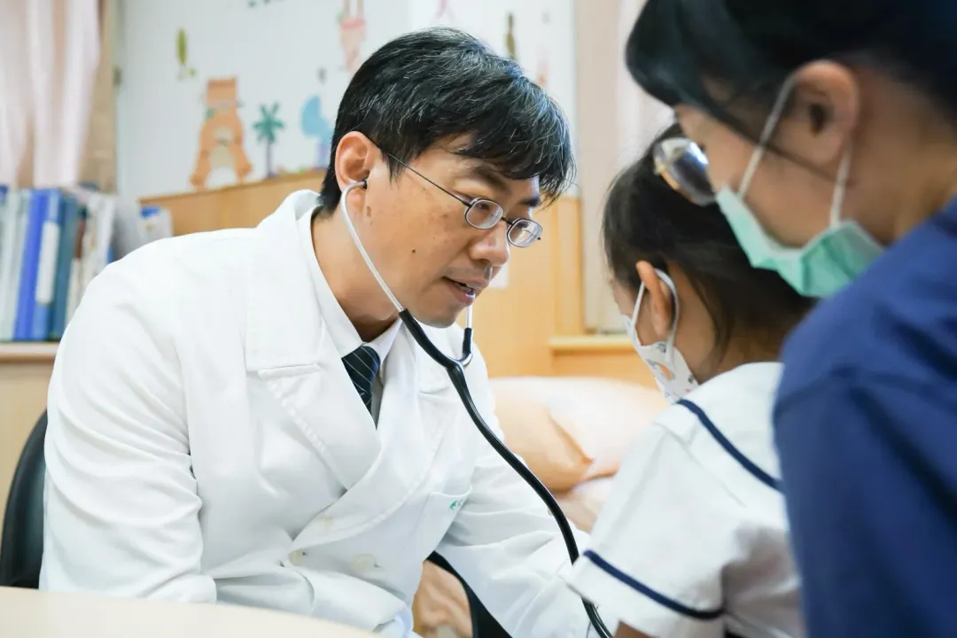 台北慈濟醫院兒科部吳秉昇醫師看診示意照。（圖／台北慈濟醫院）