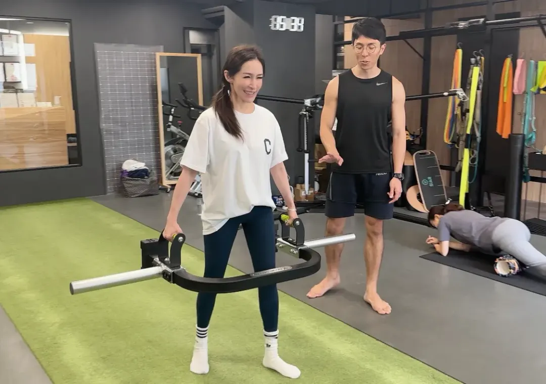 ELVA使用切邊六角槓進行俗稱「農夫走路」的復健動作。（圖／翻攝自蕭亞軒IG）