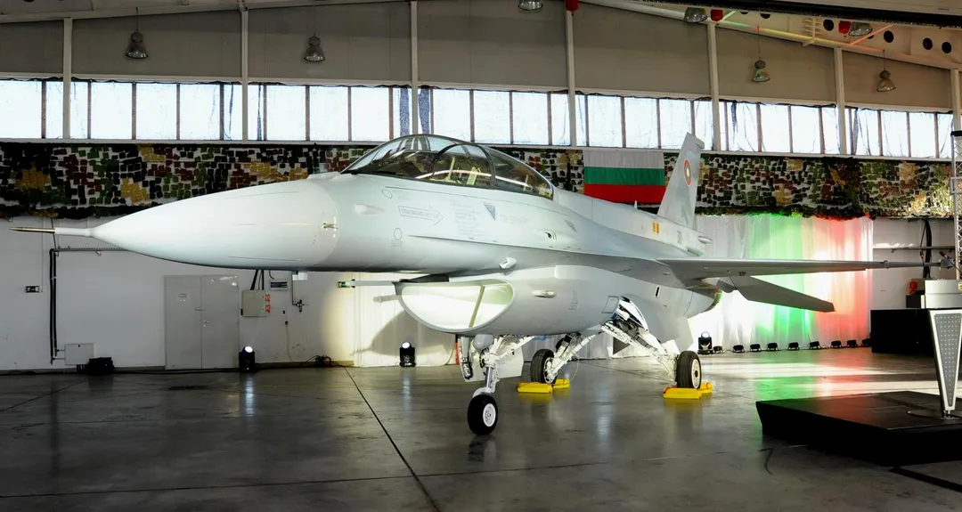 保加利亞空軍首架返國的F-16D Block 70。(圖/洛馬公司)