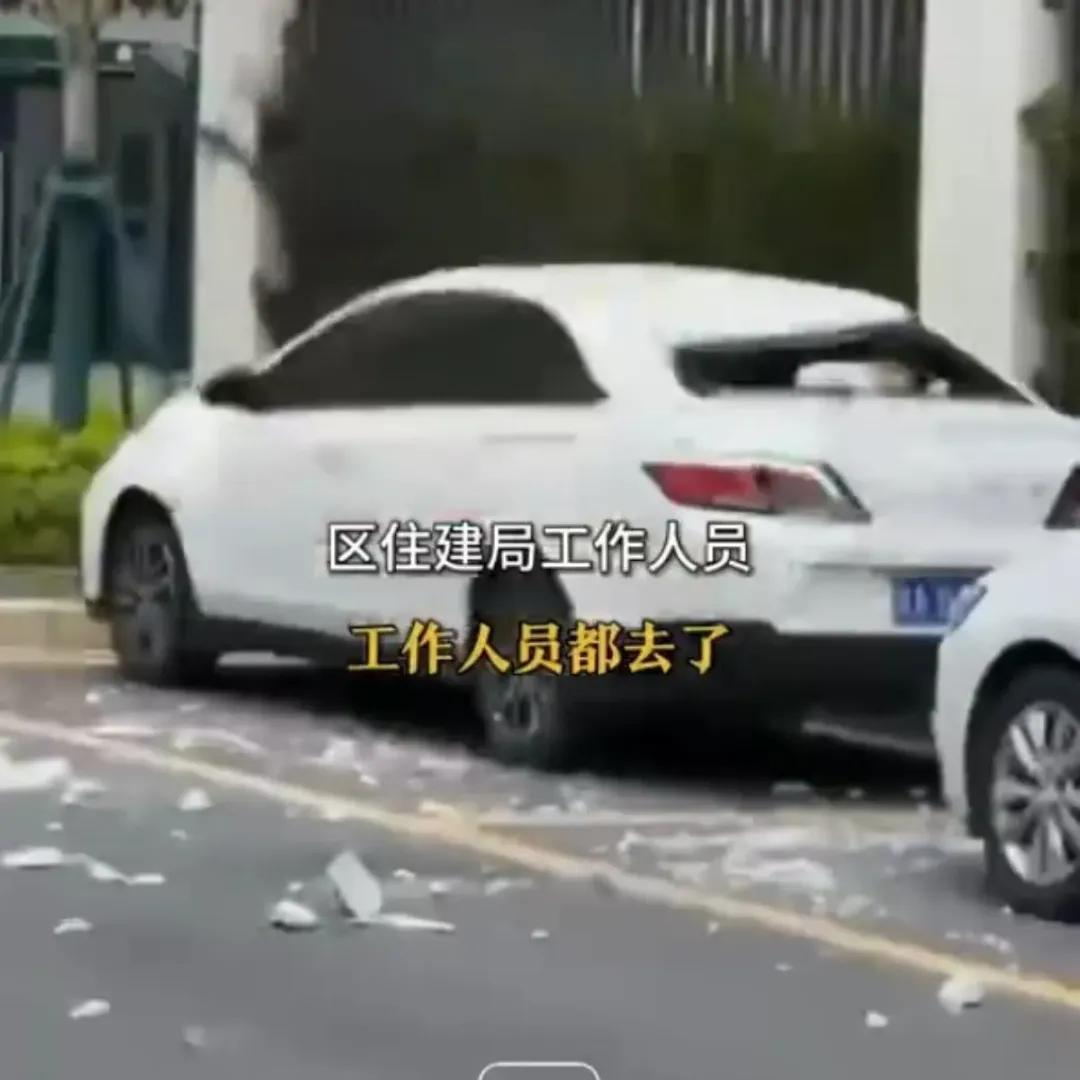 掉落磚塊砸毀樓下多輛汽車。（圖／翻攝微博）