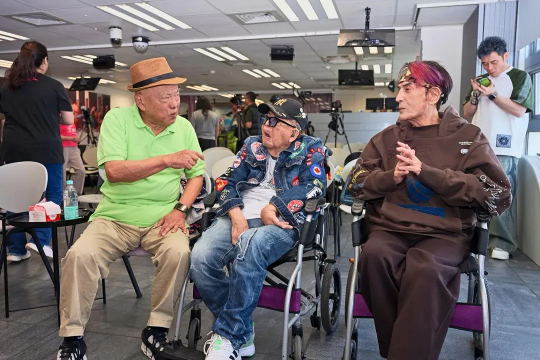 林松義(中)去年因肺積水險些住進安寧病房。(圖/社團法人台灣優質生命協會 提供)