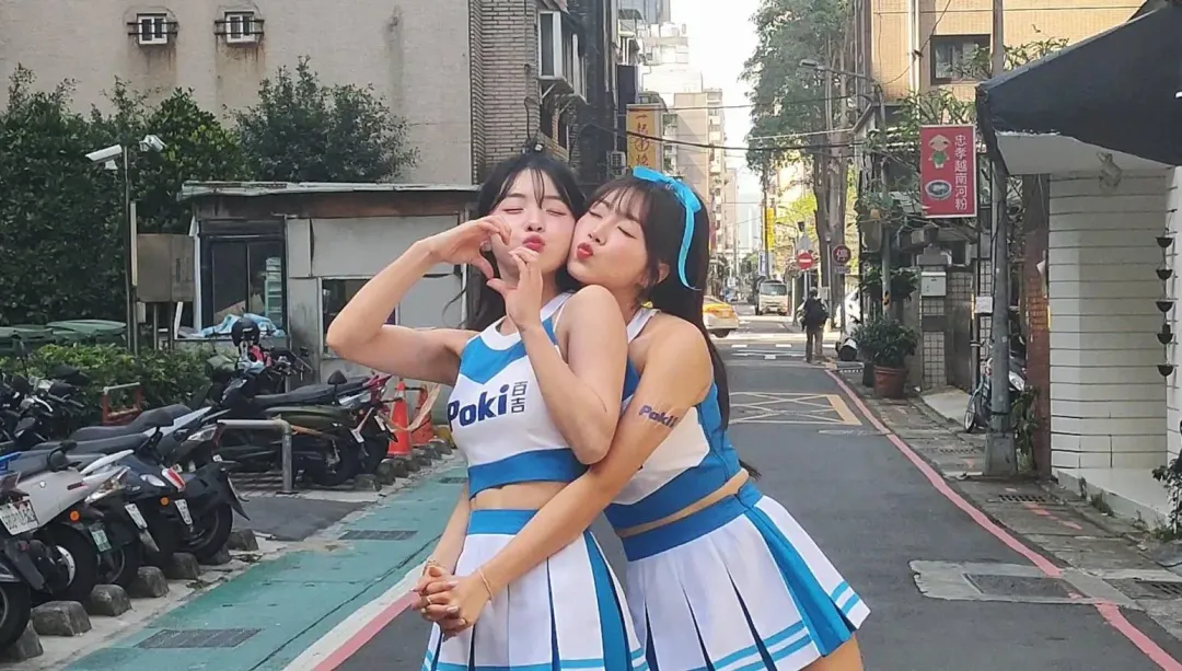 安芝儇(右)擁抱李多慧(左)。(圖/記者郭竹倩 攝)