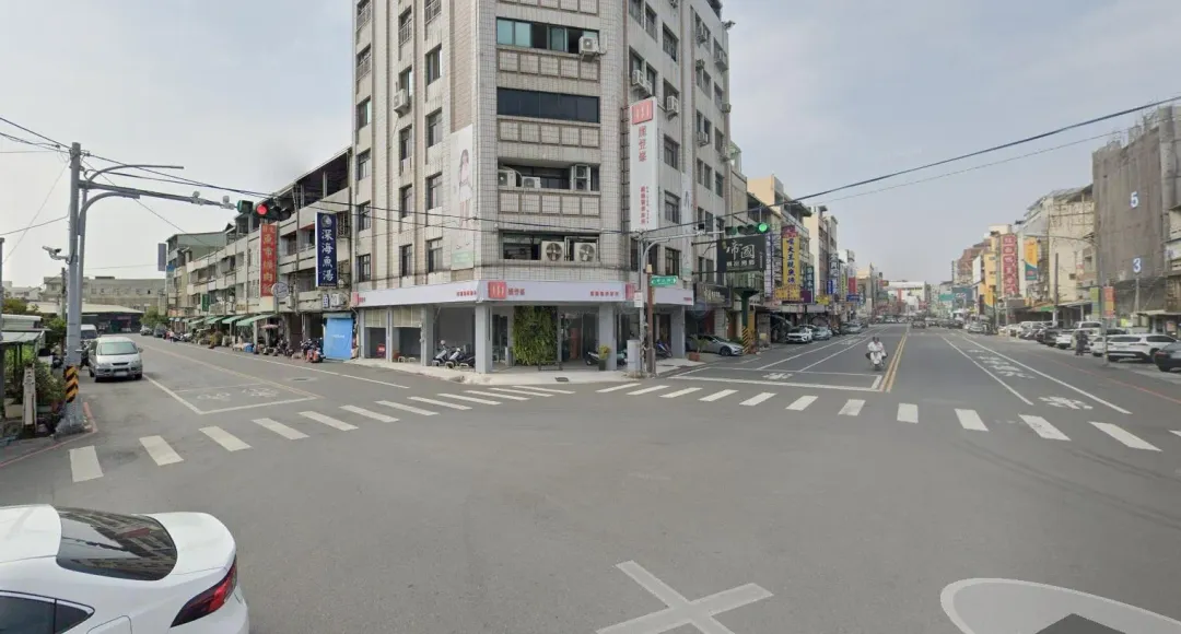 彰化市中正路與華山路口施工挖斷瓦斯管線,消防員緊急灌水防護。(圖/翻攝自)oogle maps