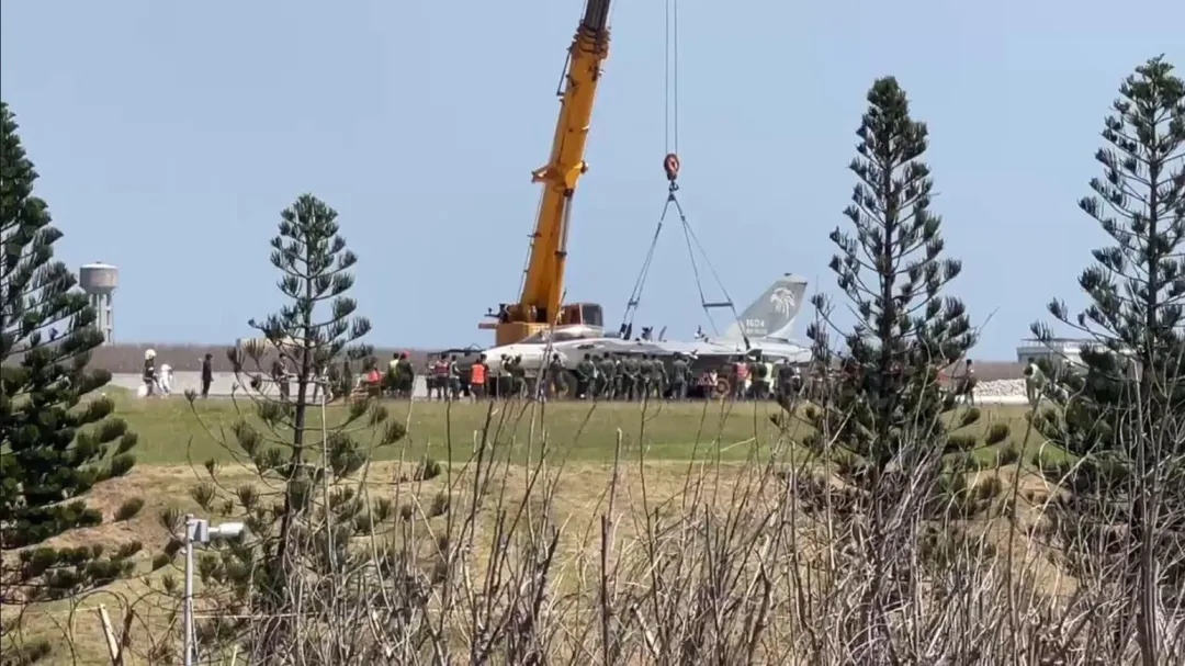 空軍出動大型吊車，吊起發生事故的F-CK-1B MLU戰機。(圖/中天新聞)