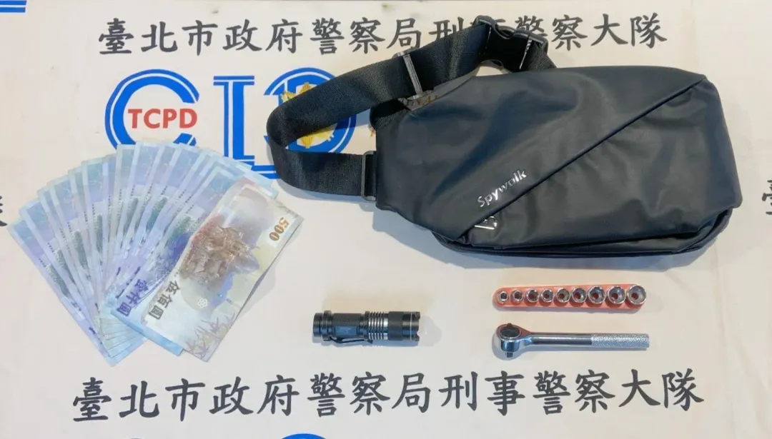警方查扣贓款與犯案工具。（圖／翻攝畫面）