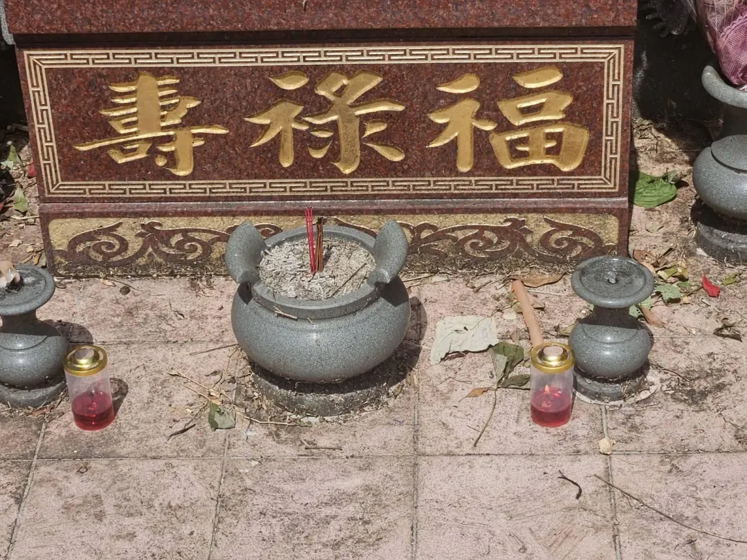 70歲的許姓老翁獨自掃墓遭火噬。（圖／翻攝畫面）