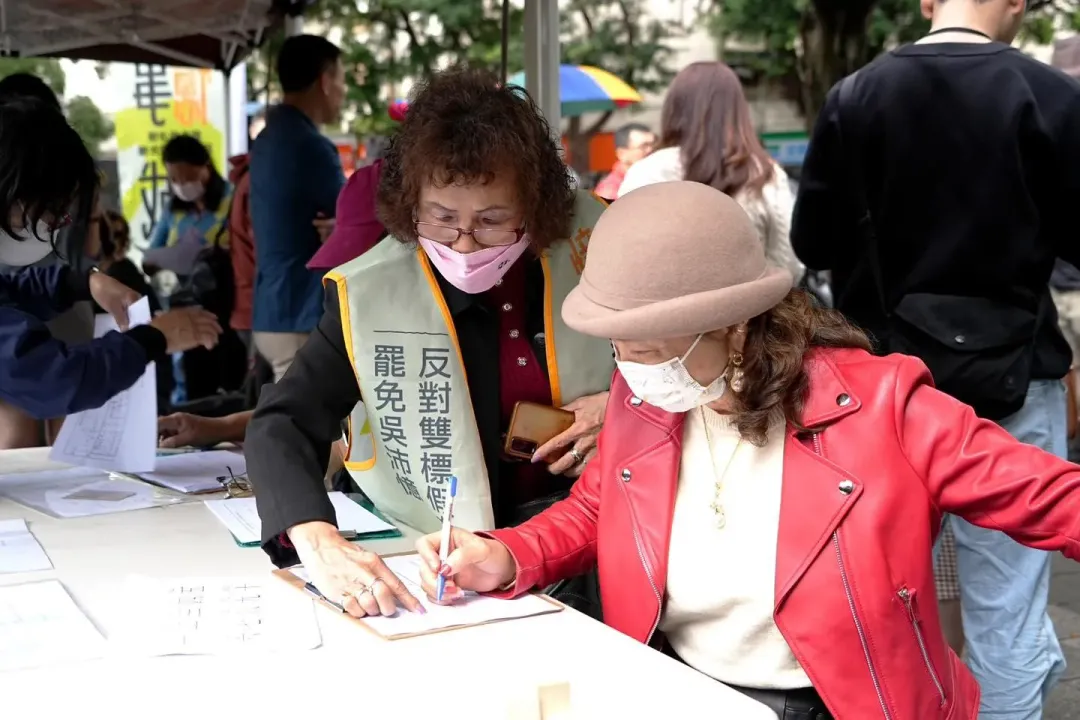 圖為日前罷免一階連署吳沛憶情形。（圖取自趙少康臉書）