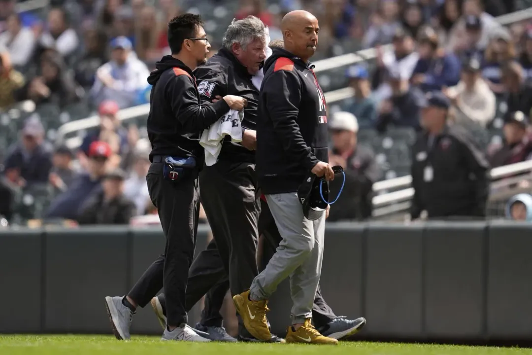溫德爾斯特被球擊中後自行走下場，送醫治療。（圖／AP）