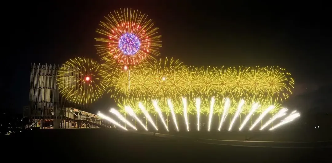 300秒的煙火秀以五大篇章「新生、旅程、色彩、融合、展望」演繹藝術啟航的歷程。(圖/新北市文化局提供)