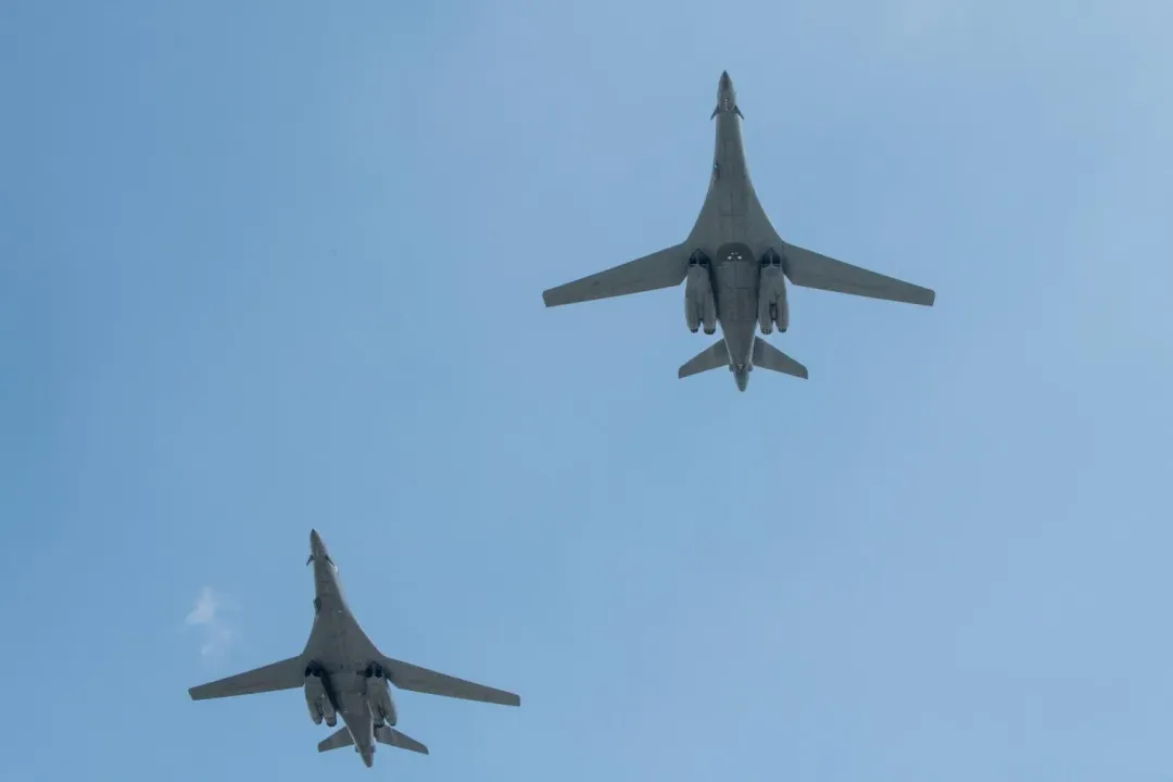 美軍B-1B轟炸機編隊15日飛抵日本。（圖／翻攝X@US_STRATCOM）
