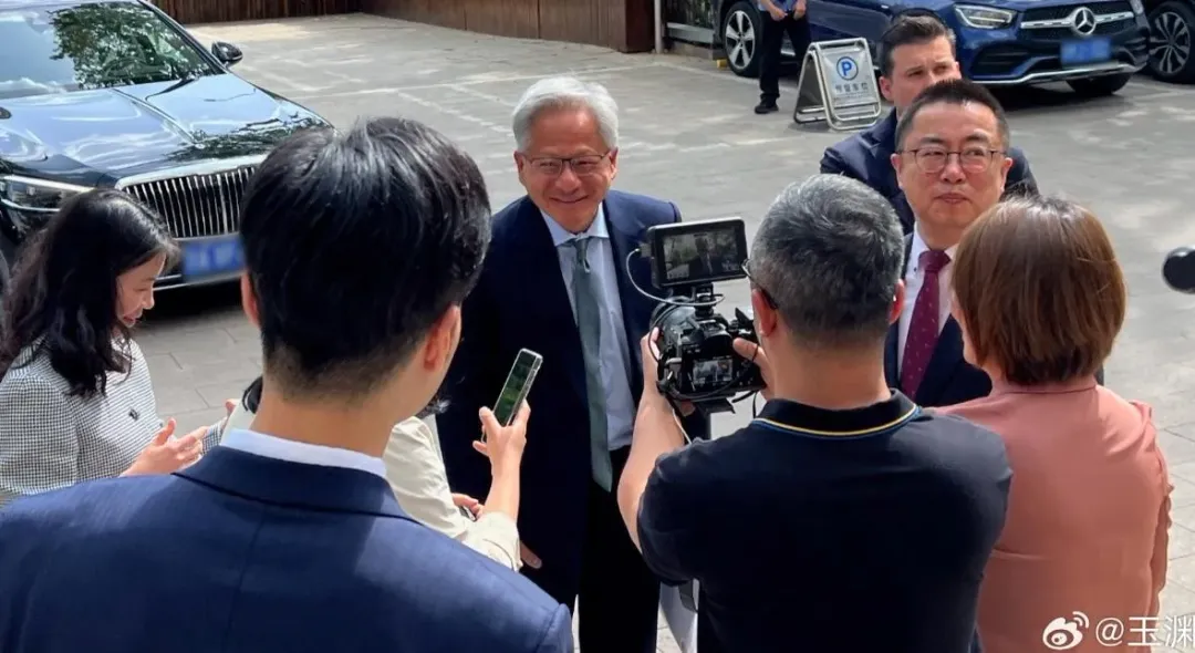 黃仁勳今天現身北京訪問。（圖/翻攝新浪微博）