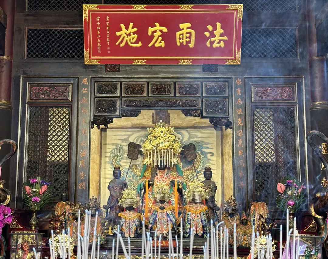農曆3月23日為媽祖誕辰,民俗專家楊登嵙建議信徒可準備11樣供品為媽祖祝壽。圖為台中樂成宮供奉的旱溪媽祖像。(圖/楊登嵙提供)