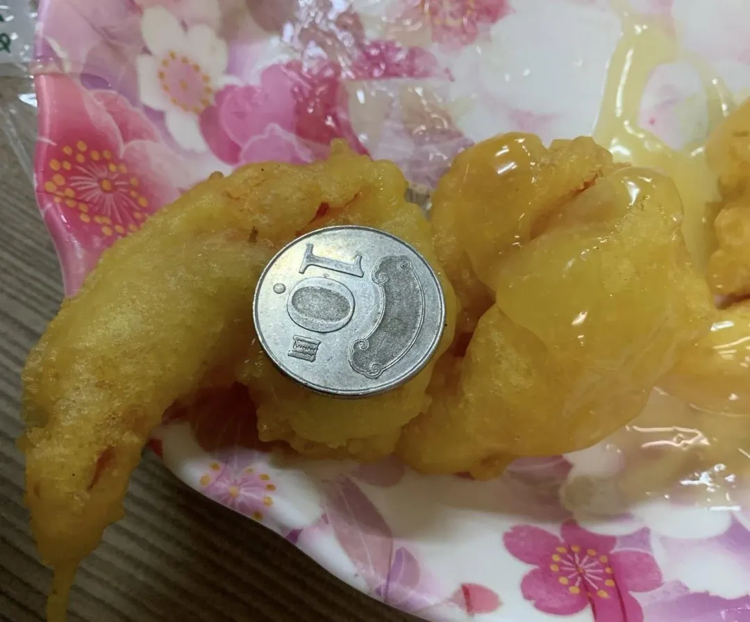 有民眾爆料在屏東潮州某餐廳的蝦球才10元硬幣大小，1盤5顆卻賣200元。（圖／翻攝自Facebook@爆料公社）