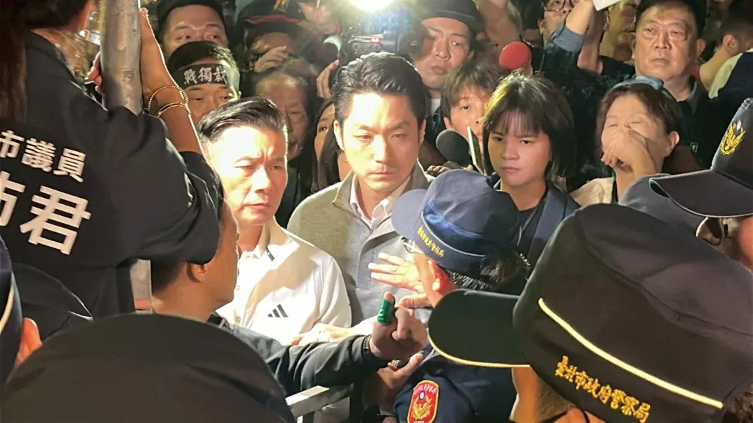 蔣萬安17日到北檢外。(圖/中天新聞)