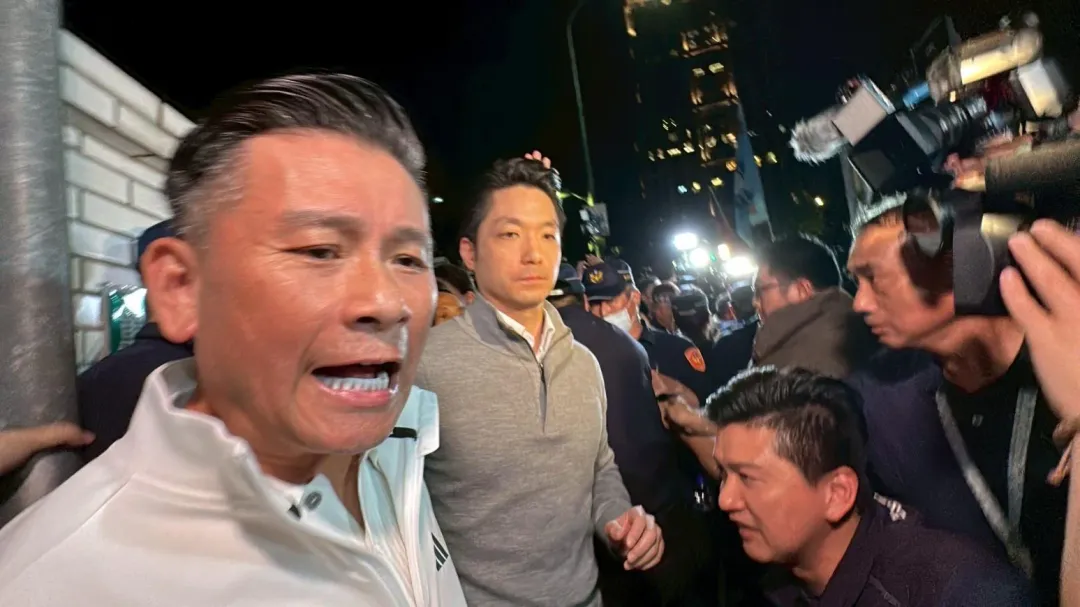 台北市長蔣萬安抵達北檢外響應朱立倫號召。（圖／塗豐駿攝）