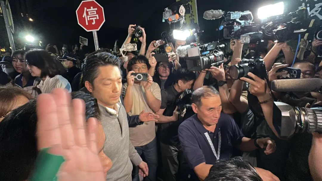 蔣萬安抵達北檢。(圖/中天新聞)
