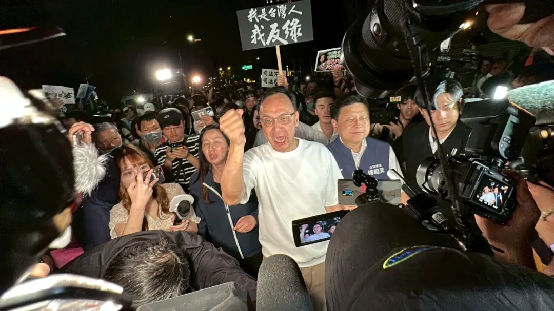 國民黨主席朱立倫率大批藍委前往北檢。（圖／塗豐駿攝）