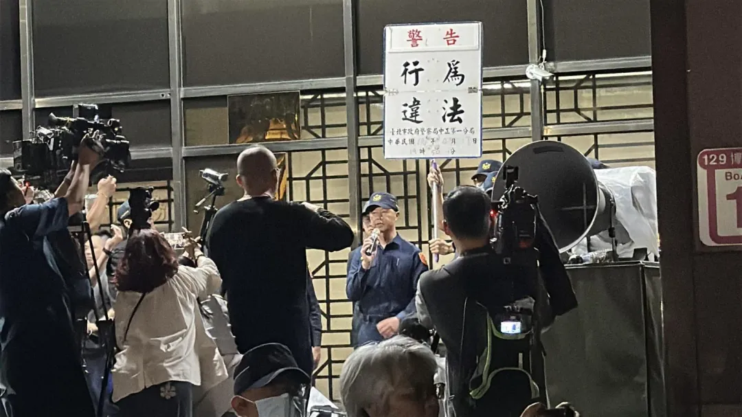 北市中正一分局分局長在蔣萬安說完立刻舉牌警告。（圖／塗豐駿攝）