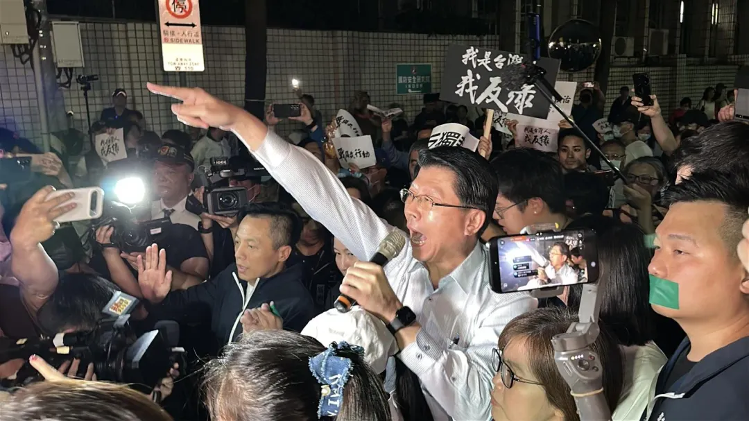 謝龍介率眾推倒欄杆突破警方防線。（圖／塗豐駿攝）