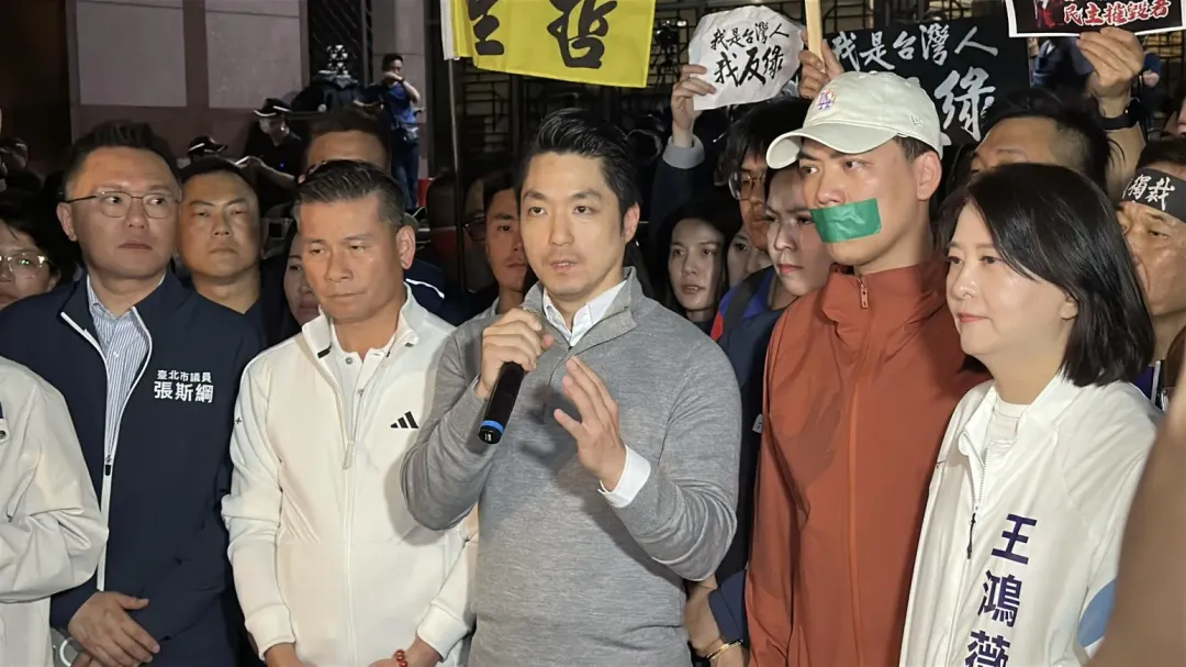 蔣萬安17日出席北檢外集會。(圖/中天新聞)