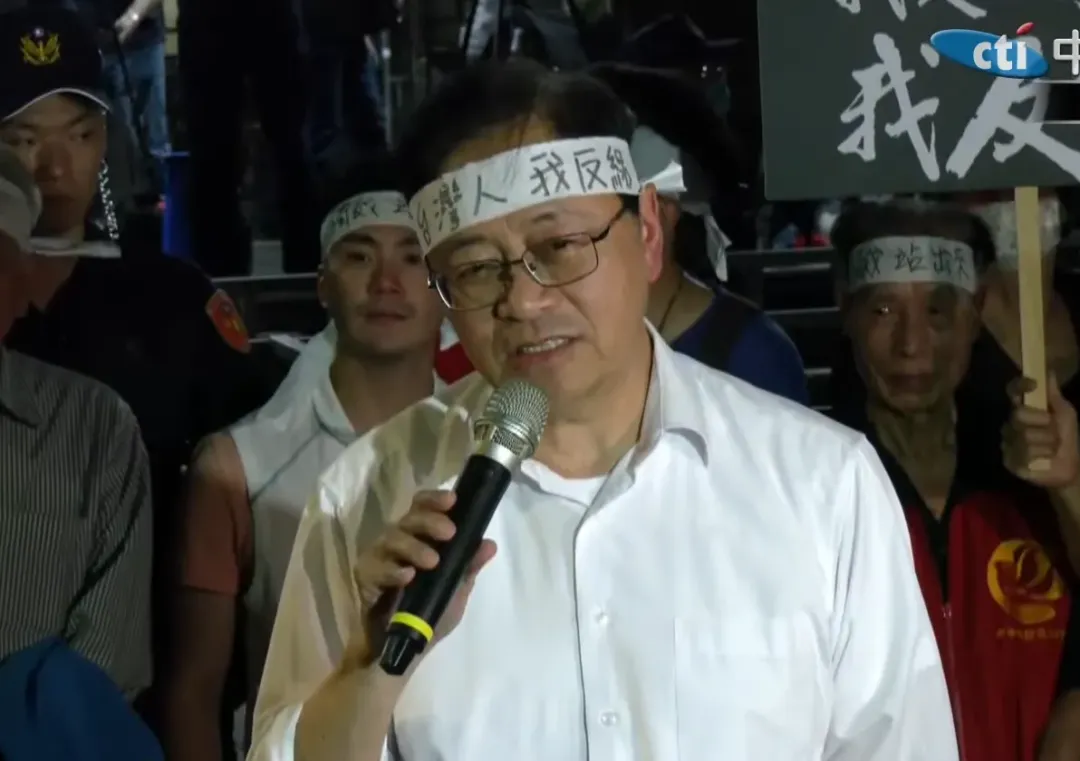 張善政昨晚頭戴白布條現身北檢抗議司法不公。（圖／中天新聞）