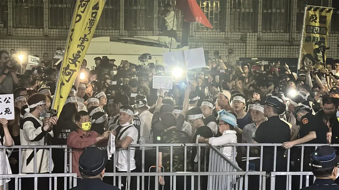 朱立倫率民眾在北檢門口集結。（圖／塗豐駿攝）