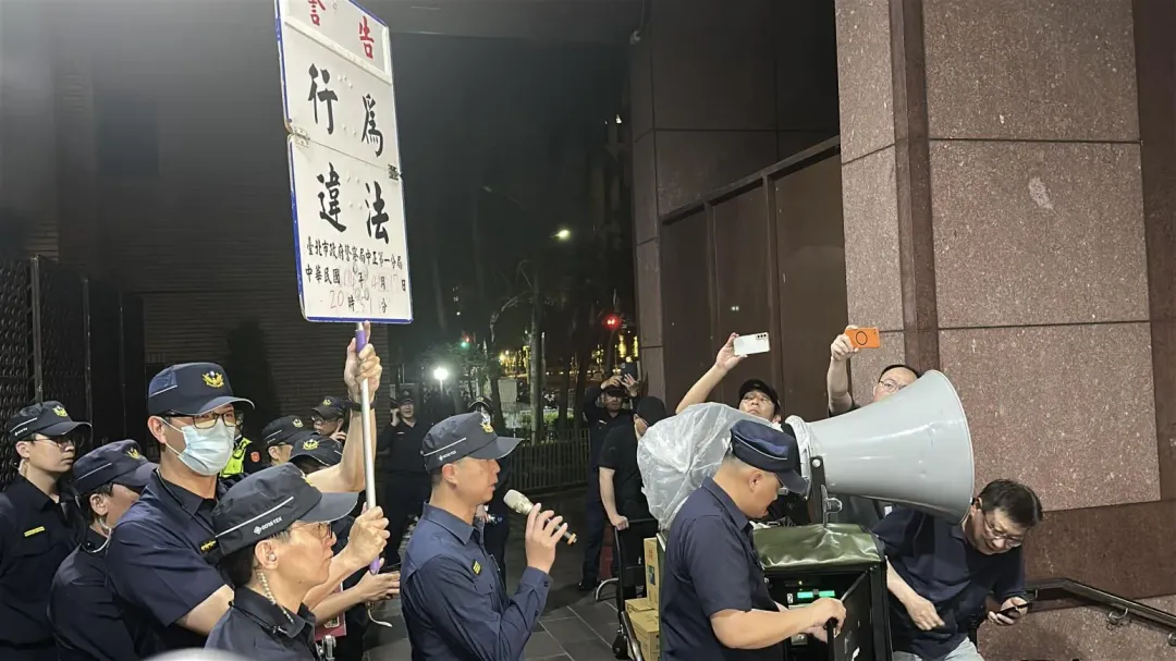 中正一分局長針對朱立倫舉牌警告。（圖／塗豐駿攝）
