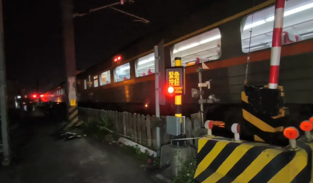 自強號449車次列車撞上臥軌民眾後，已在17日晚間10時33分恢復行駛。（圖／中天新聞）