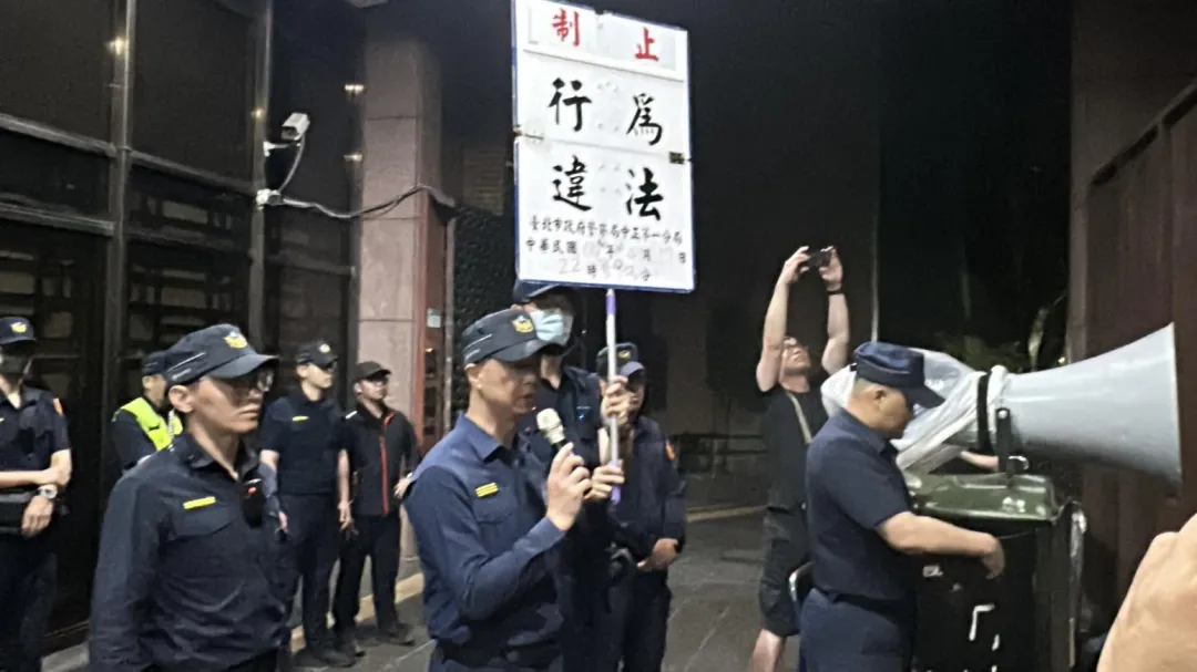 中正一分局現場數次舉牌警告。（圖／中天新聞）