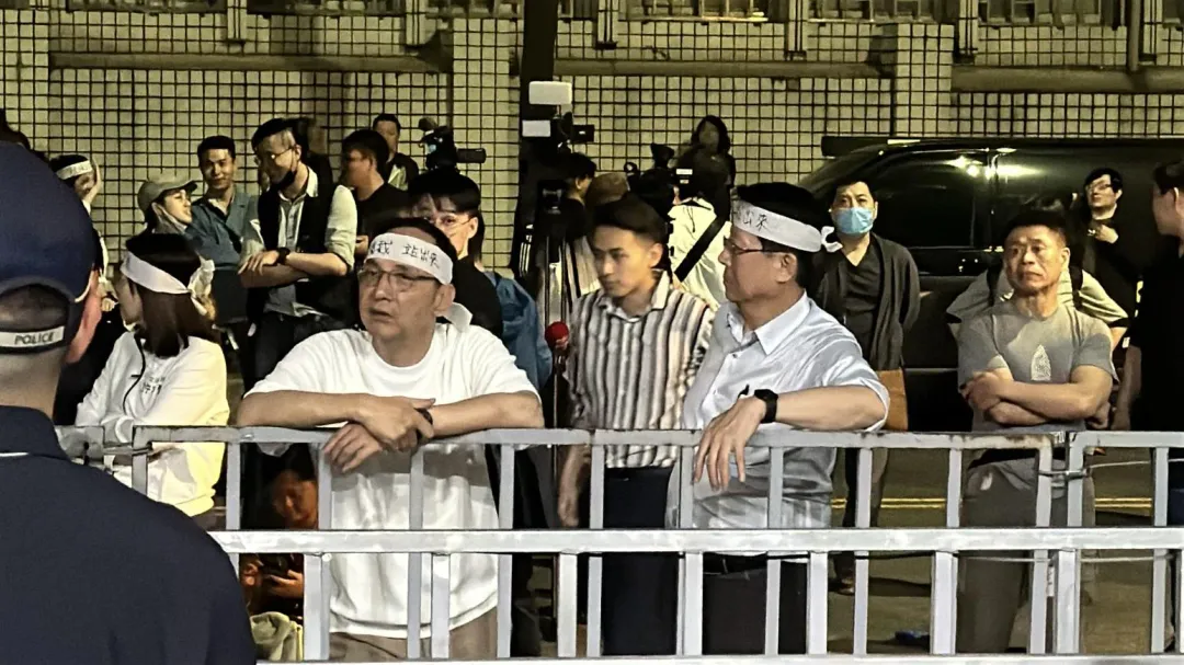 朱立倫與謝龍介仍在北檢外。(圖/塗豐駿攝)