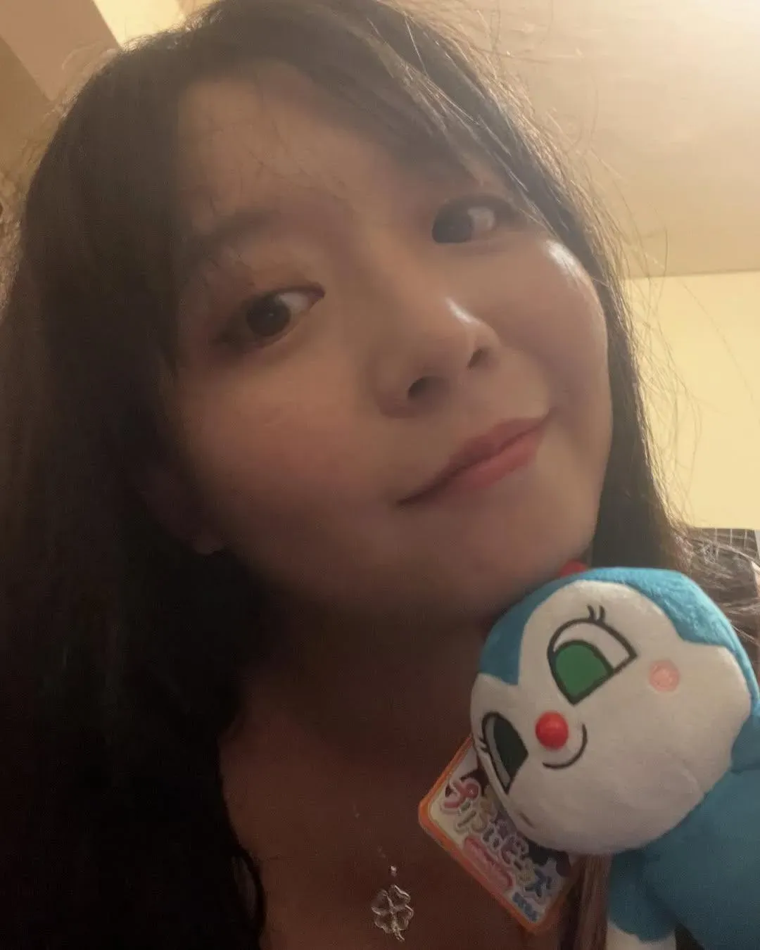 天殘拿著麵包超人裡的角色「小精靈」娃娃露出淺淺微笑。（圖／翻攝自@tiantsan_standup IG）