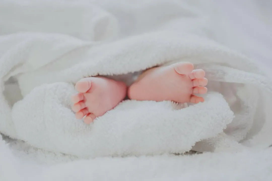 老翁去世前將百萬存款留給未出世雙胞胎孫兒，引發小兒子爭產。（示意圖／unsplash）