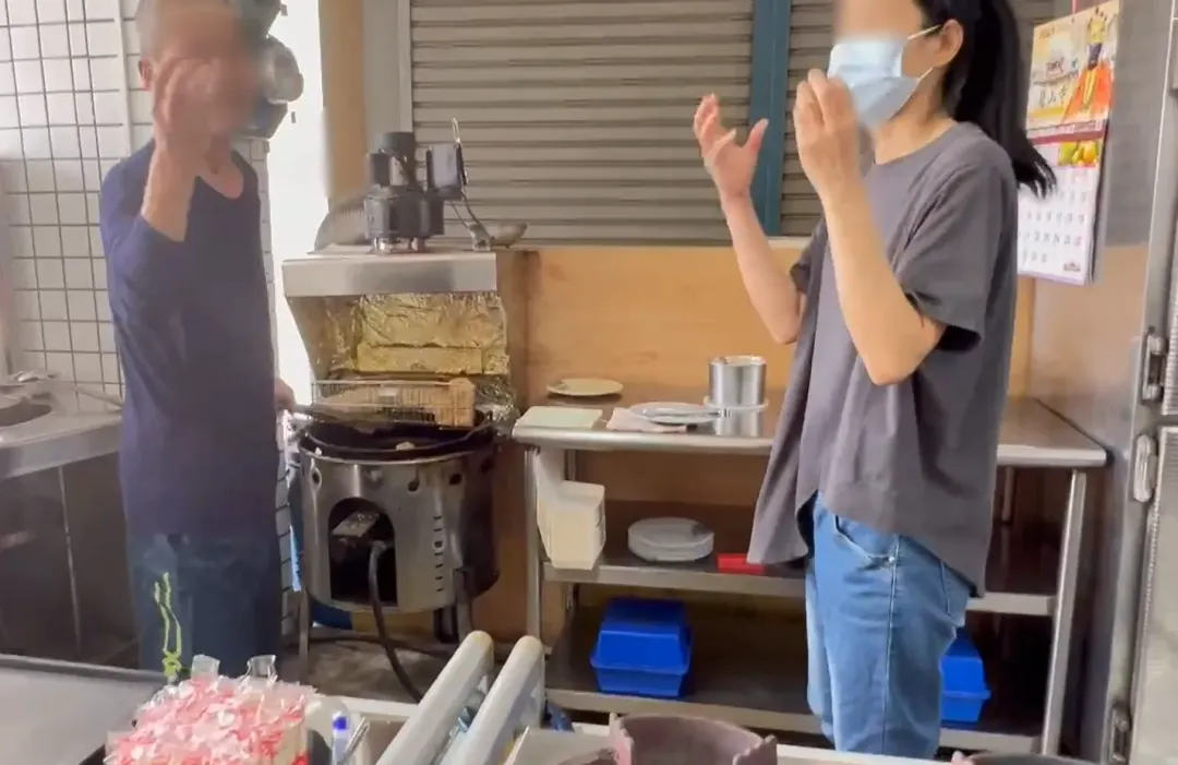 實際到遭控霸凌的店家找到老闆夫妻2人,他們還原現場,老闆娘也表示知道丈夫的用意。(圖/中天新聞)