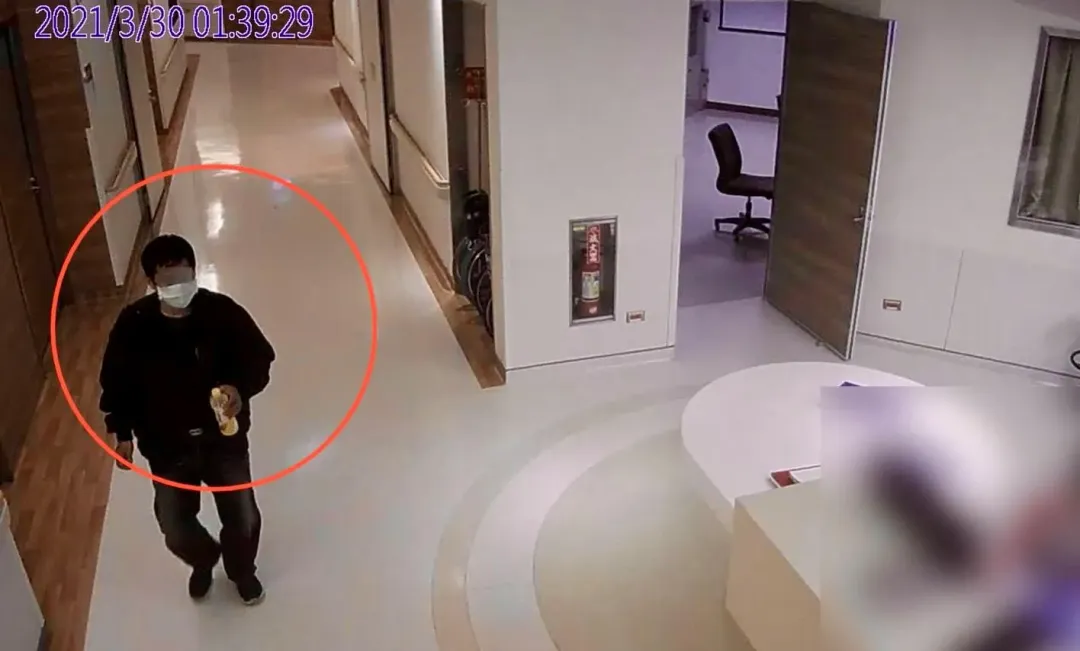 嫌犯在醫院拿著疑似裝有毒物的寶特瓶被監視器拍下。（圖／翻攝畫面）