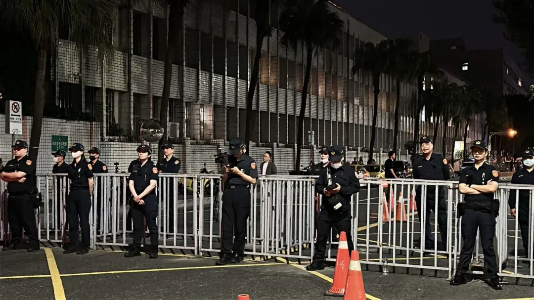 北檢外北市警方加強維安。（圖／塗豐駿攝）