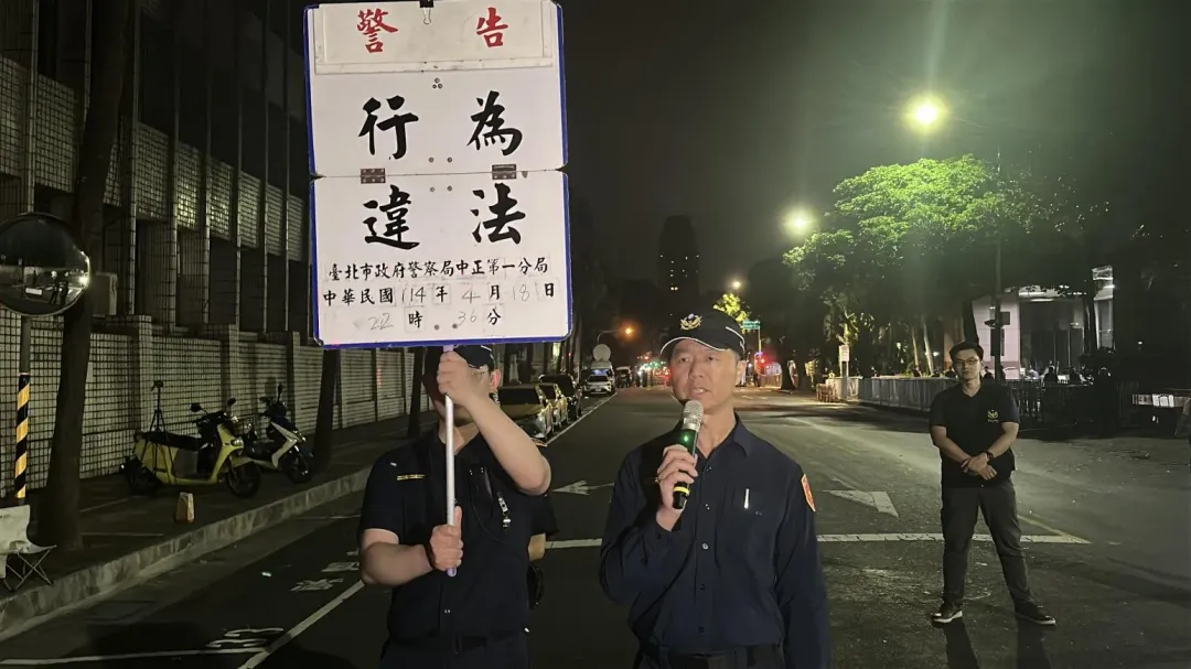 中正一分局警方第二次舉牌「警告」。（圖／塗豐駿攝）