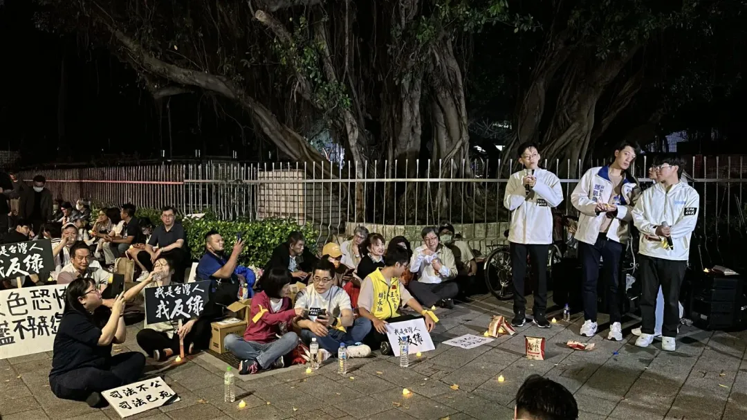 國民黨成員與民眾在博愛路、愛國西路口持續宣講。（圖／塗豐駿攝）