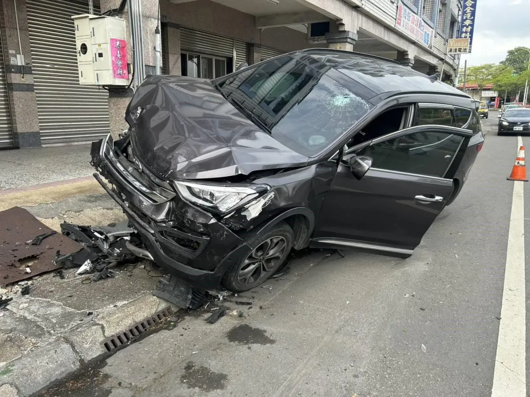 陳姓駕駛疑以恍神，竟直接撞上路旁電箱。（圖／中天新聞˙）