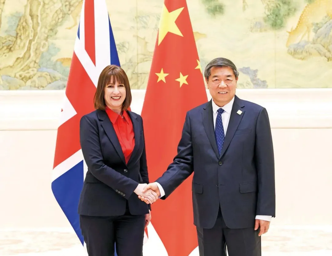 1月11日，大陸國務院副總理何立峰（右）在北京會見英國財長里夫斯，雙方共同出席中英經濟財金對話。（資料照／新華社）