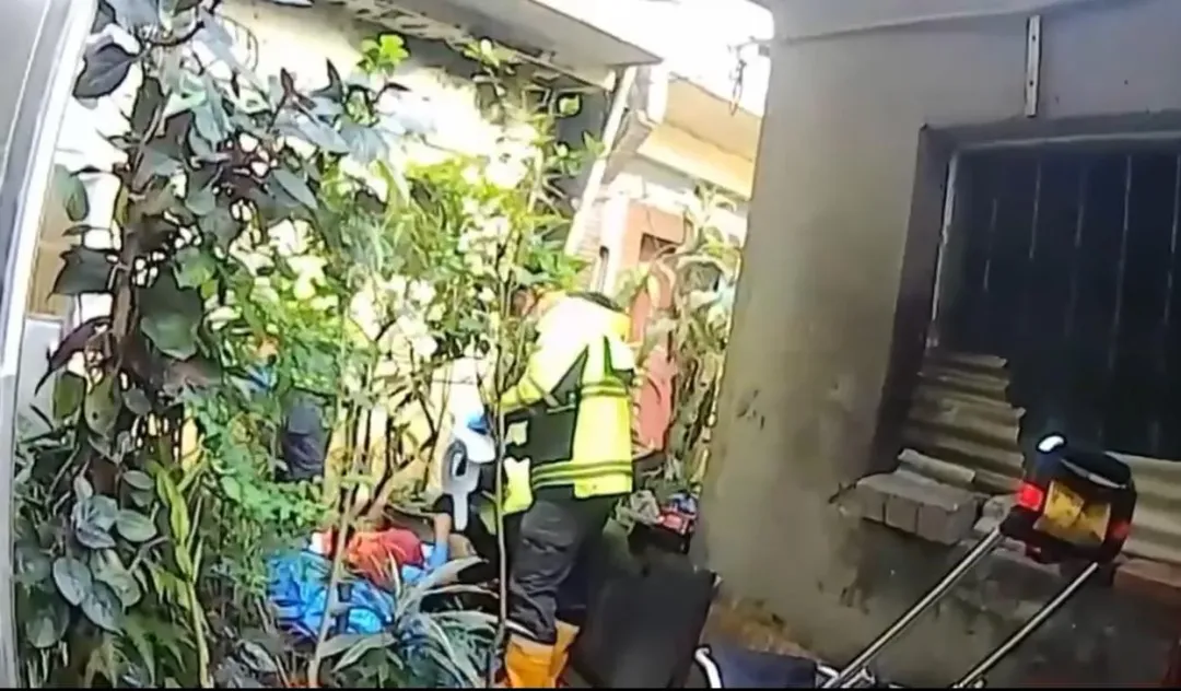 連男眼球被挖出救護人員到場搶救。（圖／翻攝畫面）