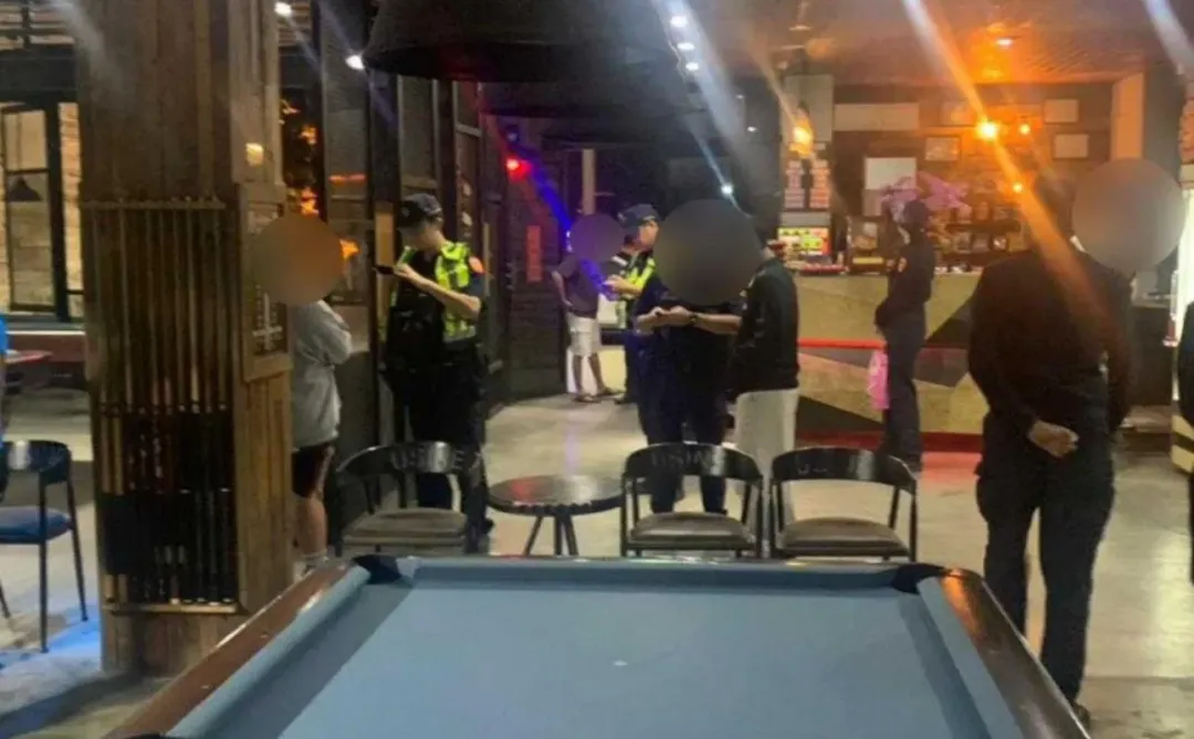 大溪警方臨檢撞球場。（圖／翻攝畫面）