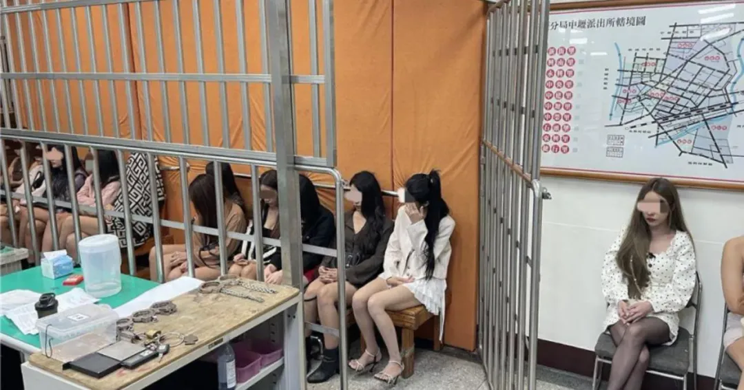 15名泰籍女在拘留室排排坐。（圖／翻攝畫面）