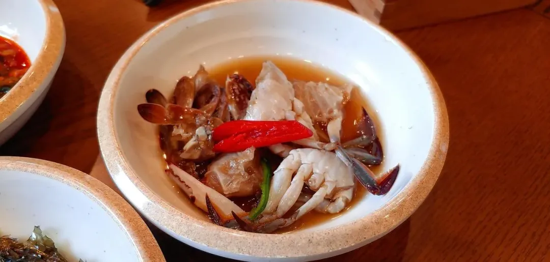 韓國人因為經常吃生食，例如醬蟹、醬蝦、生章魚等，烤肉時包肉生菜、大蒜、蔥也都是生的，所以習慣每半年吃一次「驅蟲藥」。（示意圖／Pixabay）