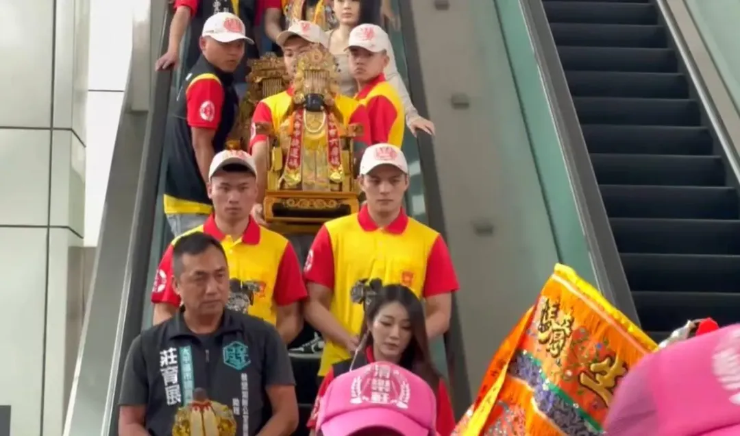 媽祖出巡台中捷運綠線全線。（圖／中天新聞）